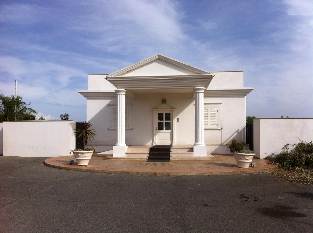 White House Motel Cerveteri Bagian luar foto